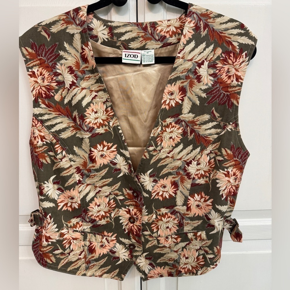 Vintage Izod Floral Patterned Vest with buckle detail. Size M 90s cottagecore